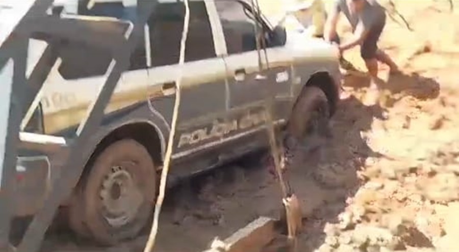 Viatura da Polícia Civil fica atolada e é puxada por Fiat Uno na balsa de Rodrigues Alves; assista