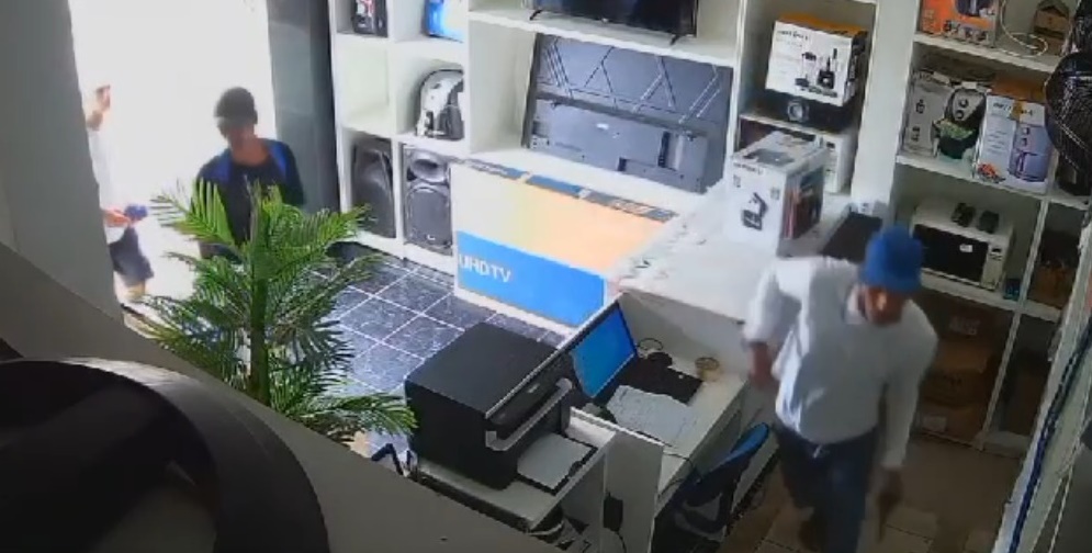 VÍDEO: Trio de assaltantes rende funcionário e rouba loja em Cruzeiro do Sul