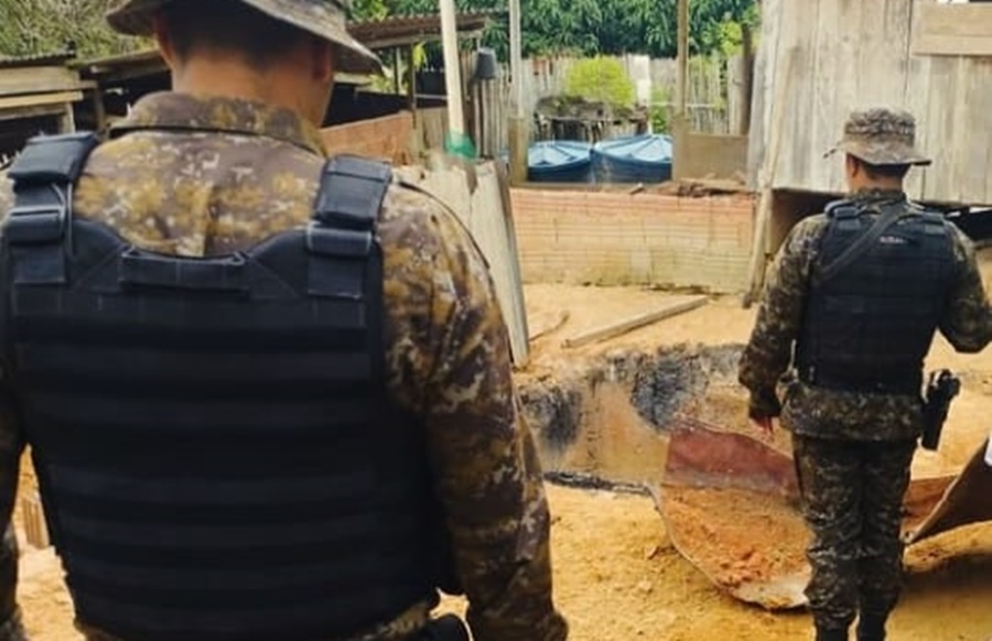 Pelotão Ambiental interrompe produção irregular de carvão em Cruzeiro do Sul