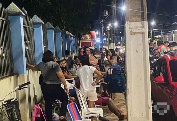VÍDEO: pais acampam em frente à escola com fila quilométrica para garantir matrícula dos filhos
