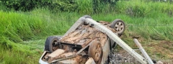 Empresário capota veículo com a esposa e filho de 2 anos, na BR-317