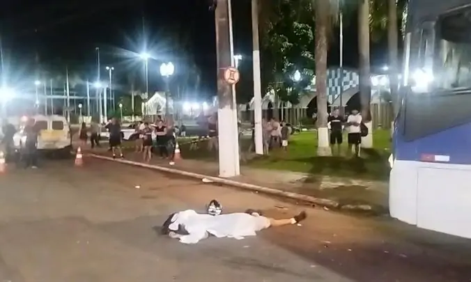 Motociclista morre após invadir contramão e bater de frente com ônibus em Rio Branco