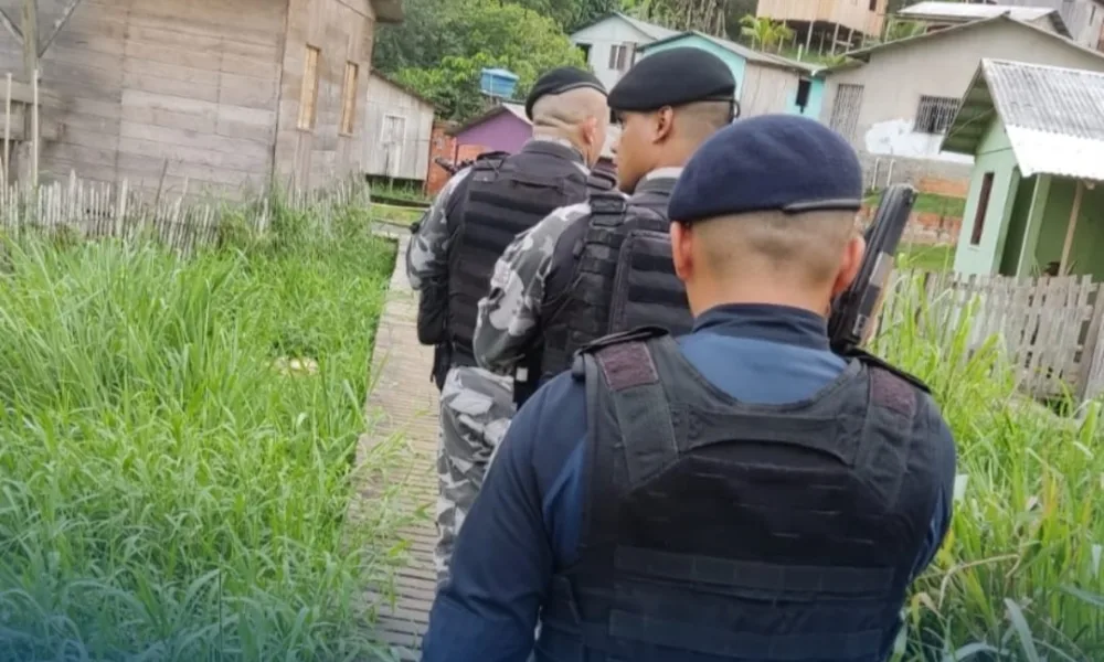 Homem é preso por usar drogas na Rodoviária de Cruzeiro do Sul e outro por tentar roubar ônibus