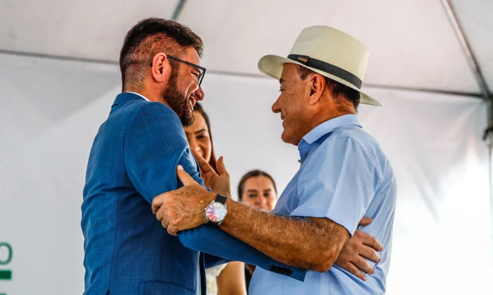 Gladson e Bocalom trocam abraços e risadas durante evento no Palácio Rio Branco