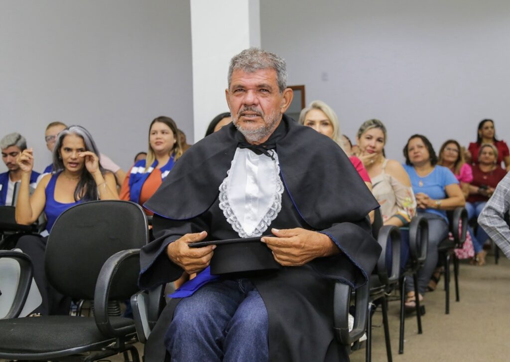 Com quase 60 anos, homem abandona as ruas e se forma no ensino fundamental