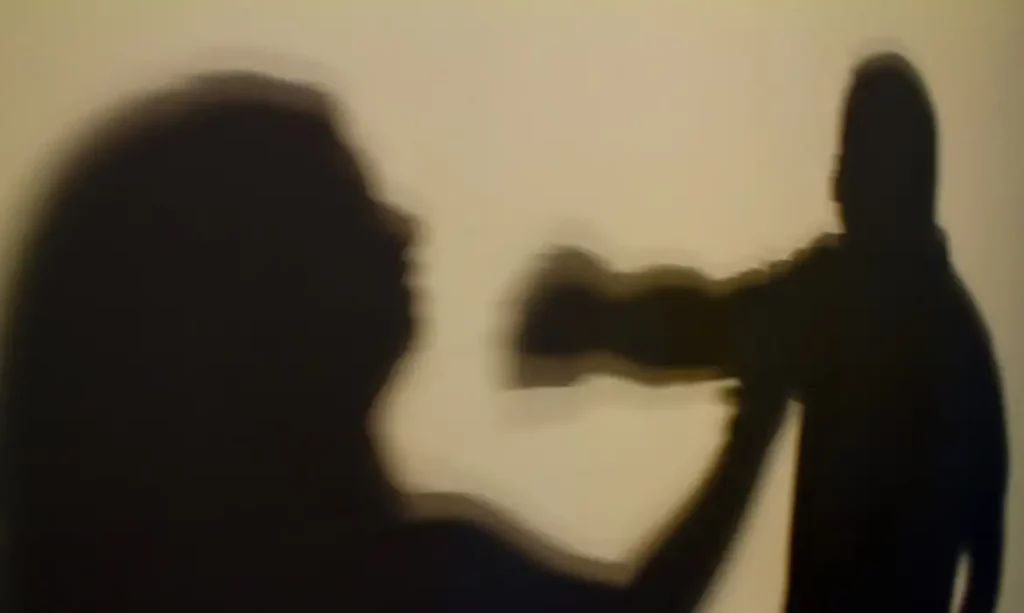 Jovem de 19 anos foge com filho de seis meses para não ser agredida pelo marido em Cruzeiro do Sul