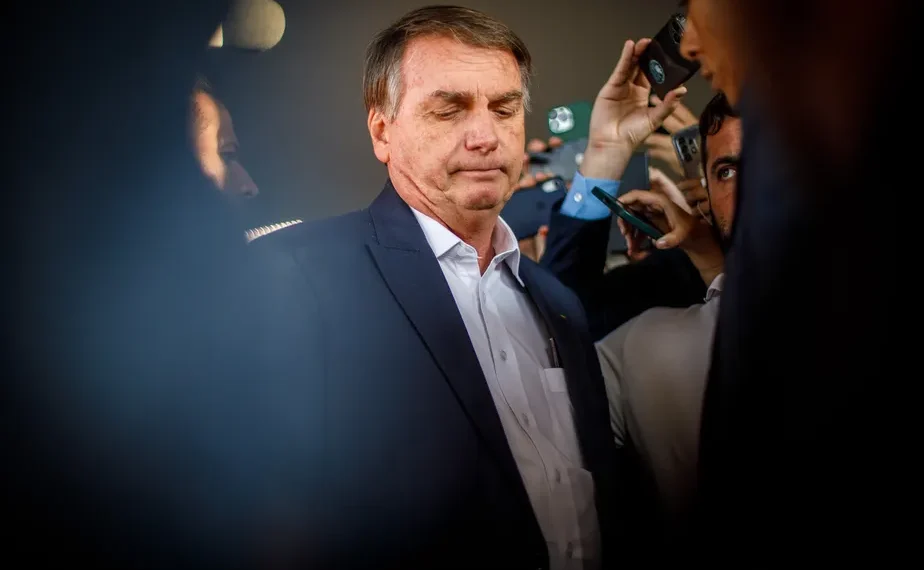 PF diz que Bolsonaro aguardaria tentativa de golpe morando nos EUA, para onde transferiu R$ 800 mil