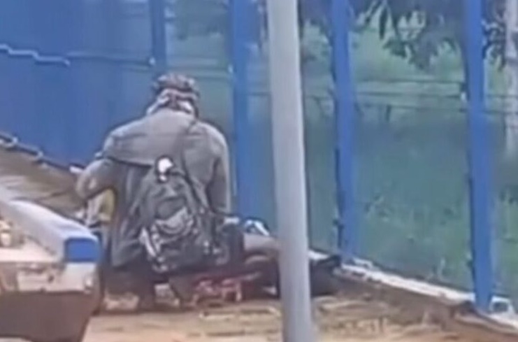 Catador de latinhas é flagrado comendo cachorro após animal morrer atropelado no AC