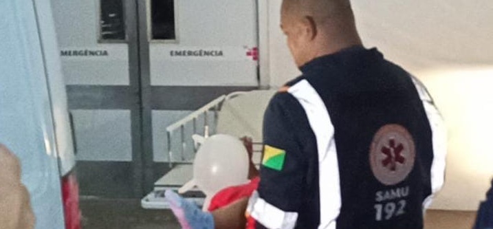 Criança de 3 anos derruba panela com leite quente e tem 30% do corpo queimado no AC