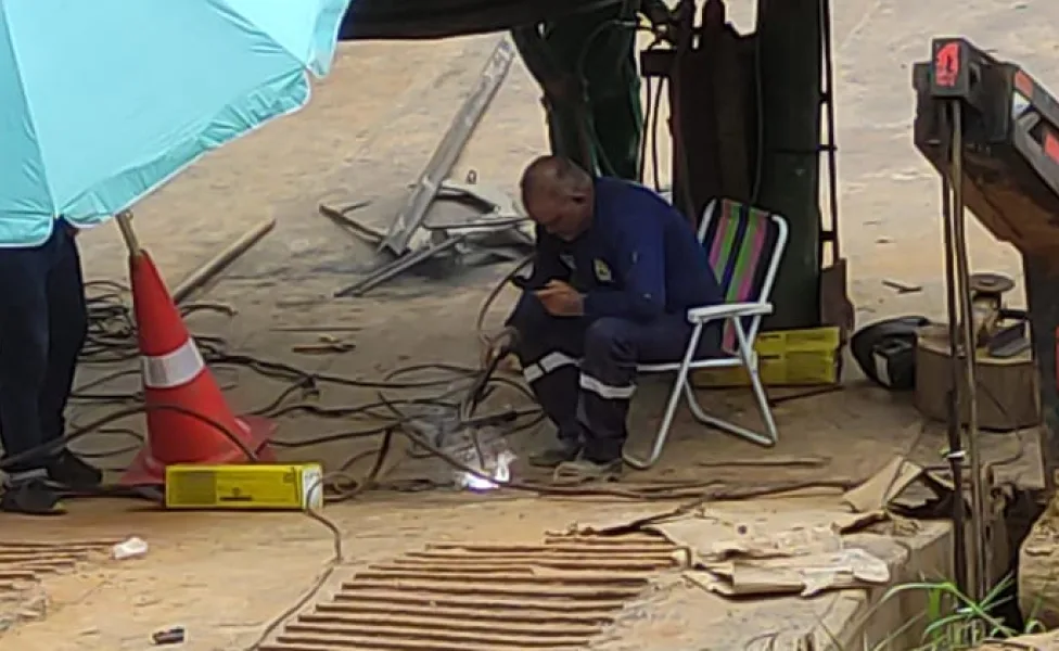 Balsa é interditada pela Marinha e travessia do Rio Acre complica em Xapuri