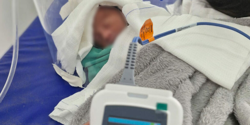 Com Hospital do Jordão tomado pelas águas, grávida tem parto prematuro em sala de emergência improvisada