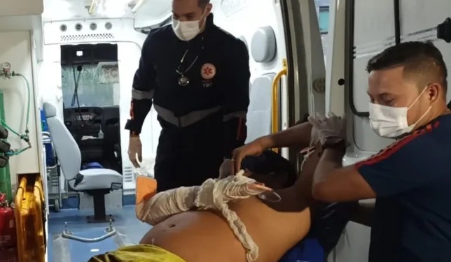 Homem é ferido na área de casa por dupla que passou atirando em moto