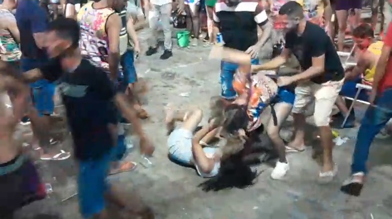 Briga entre mulheres é registrada na 2° noite de Carnaval em Cruzeiro do Sul; assista