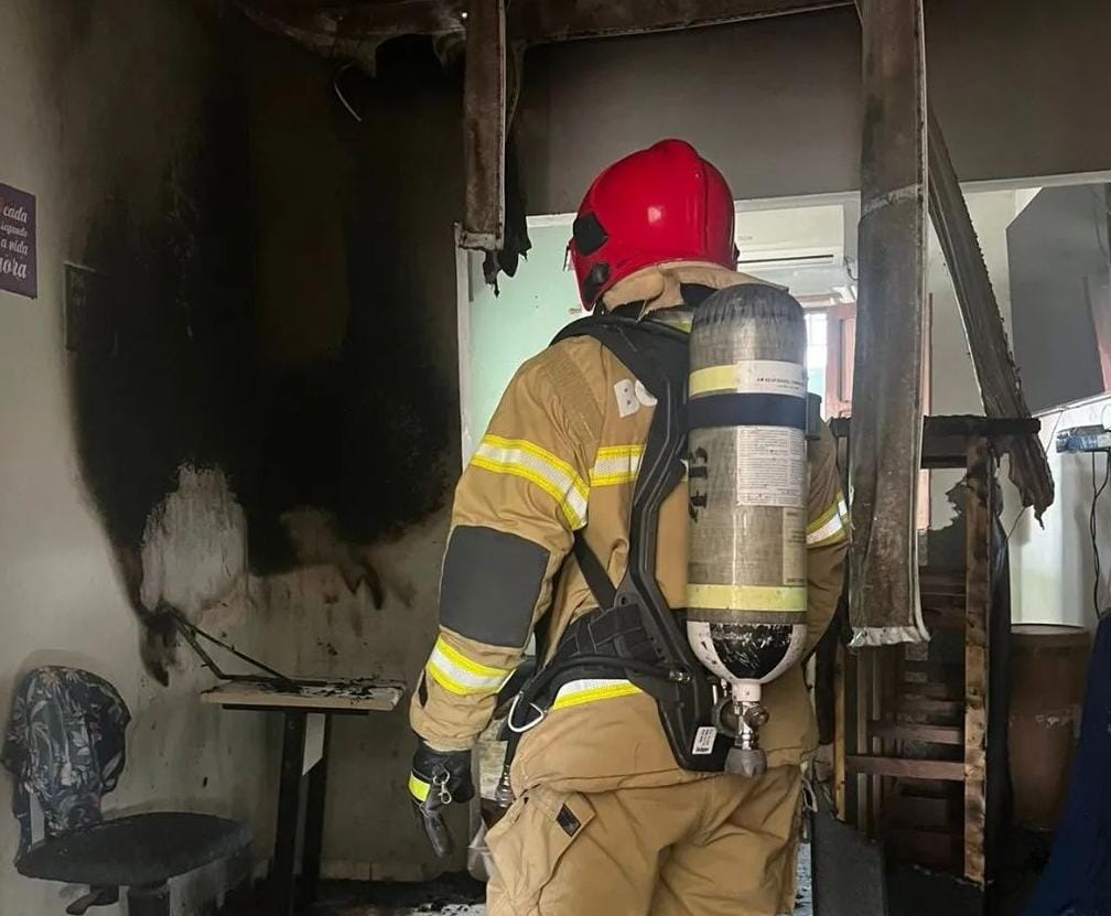 Ferro de passar ocasiona incêndio em residência de Cruzeiro do Sul