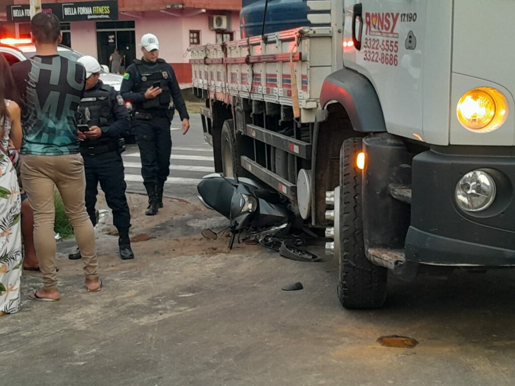 Acidente envolvendo motocicleta e caminhão é registrado em Cruzeiro do Sul; assista