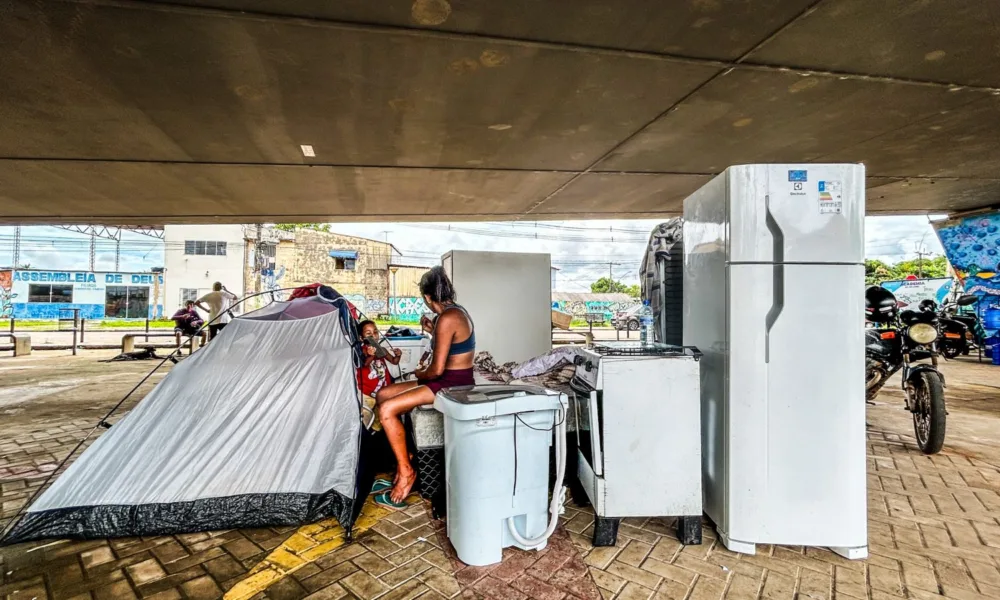 Mãe e crianças ficam debaixo da ponte ao invés de abrigo por causa da guerra de facções