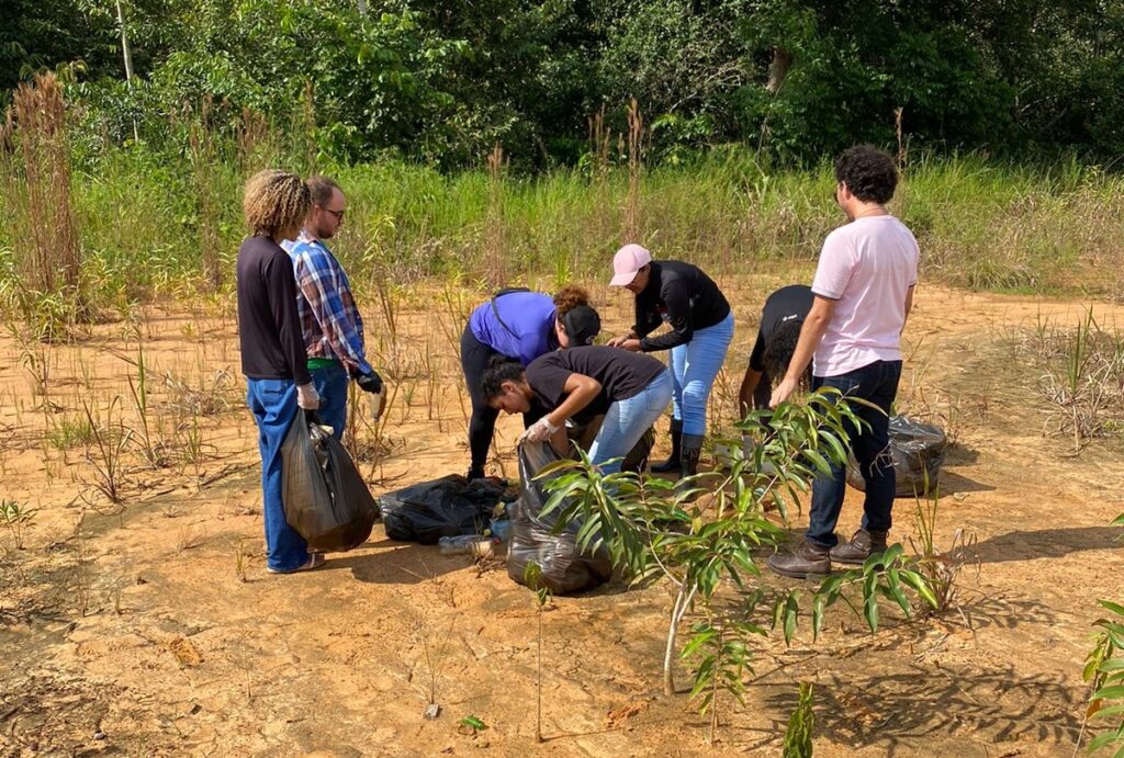 Alunos da UFAC realizam ação de coleta de lixo no Igarapé Preto, em Cruzeiro do Sul