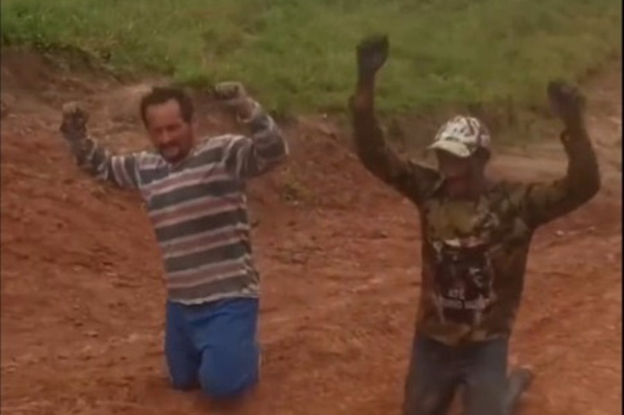 Após 18 anos, moradores da zona rural de Feijó ganham acesso à energia elétrica e pagam promessa: ‘a luz chegou!’