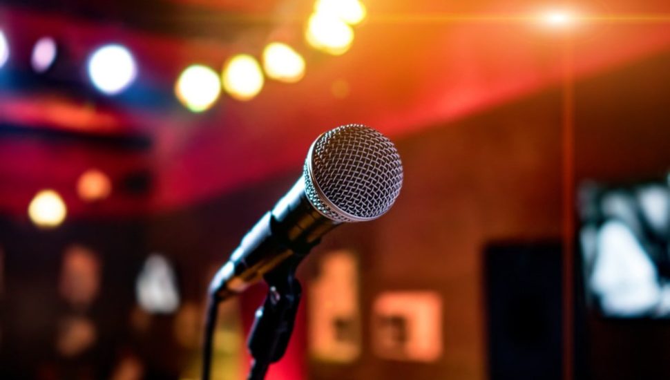 Justiça do Acre condena homem a pagar mais de R$ 14 mil a vizinho por abusar do volume do karaokê