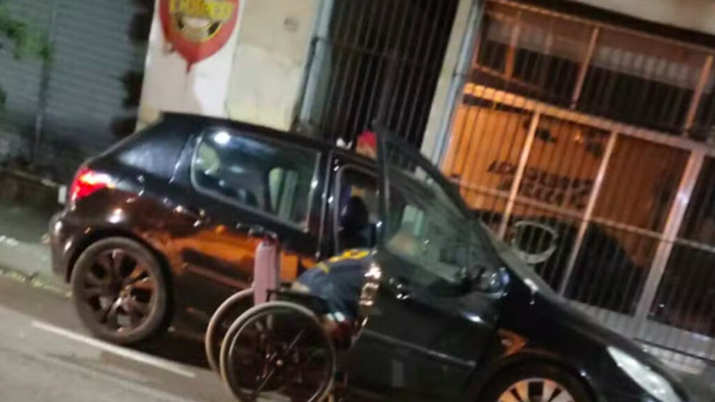 Homem sem as duas pernas é flagrado dirigindo com ajuda de cabo de vassoura no Rio