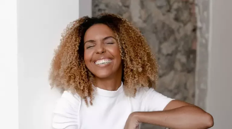 Ex-Globo, Nathalia Santos é baleada em tentativa de assalto na saída da Sapucaí