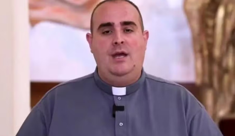 Padre descobre cálice envenenado durante missa após denunciar máfia