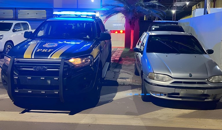 Após meses, PRF recupera na fronteira carro que foi roubado em Rio Branco