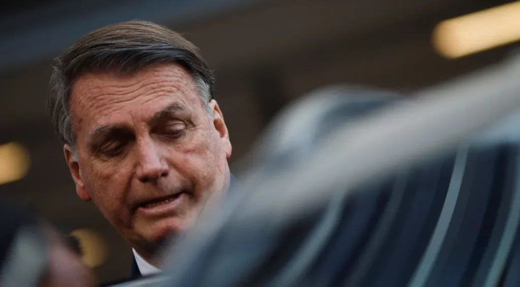 Decisão impede Bolsonaro de sair do país e ter contato com investigados