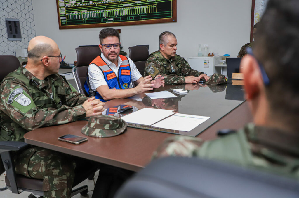 Estado e Exército Brasileiro dialogam sobre ações de apoio às populações atingidas pelas cheias no Acre