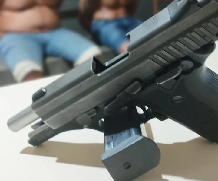 Dupla que rendeu gerente por 16 horas atirou para o alto dentro de casa