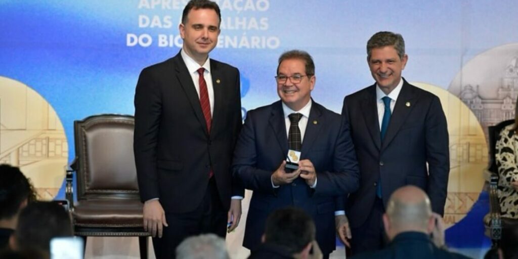 Ex-governador Tião Viana é homenageado com medalha de ouro no Senado Federal
