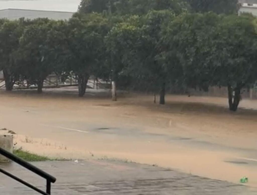 VÍDEO: Chuva intensa deixa ruas e avenidas de Cruzeiro do Sul alagadas e causa transtornos