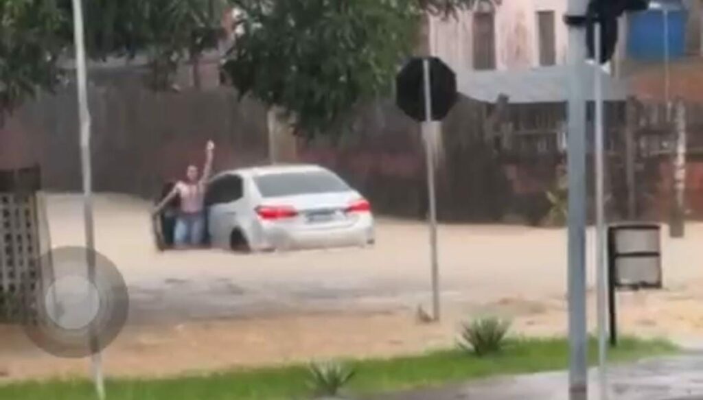 VÍDEO: Motorista tenta passar em trecho alagado e acaba ficando ‘no prego’ em Cruzeiro do Sul