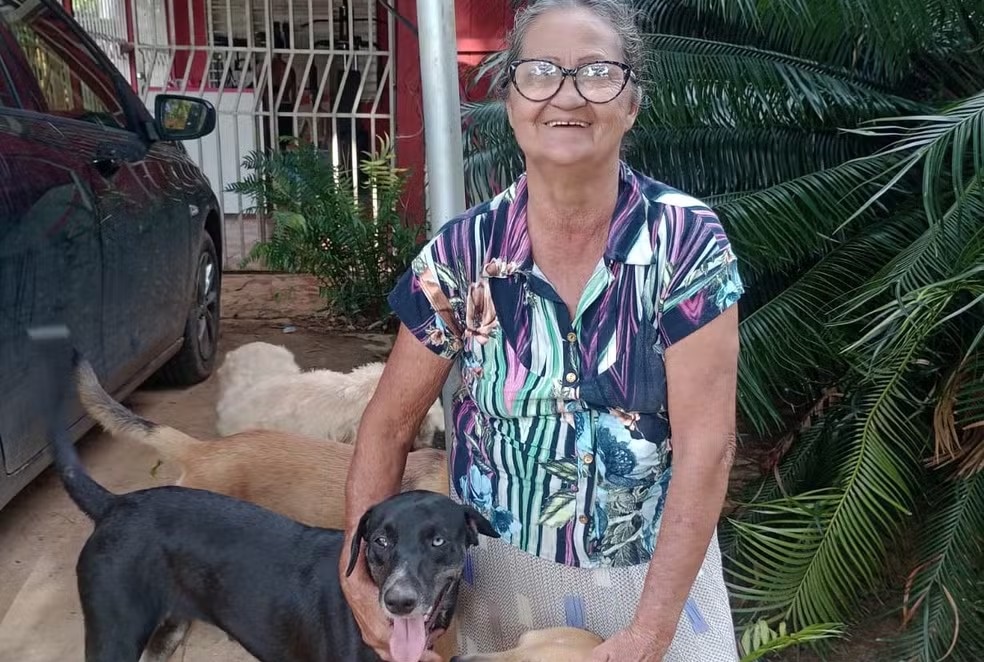 No Acre, idosa mantém quase 80 animais em casa: ‘É o amor que me leva a resgatar’