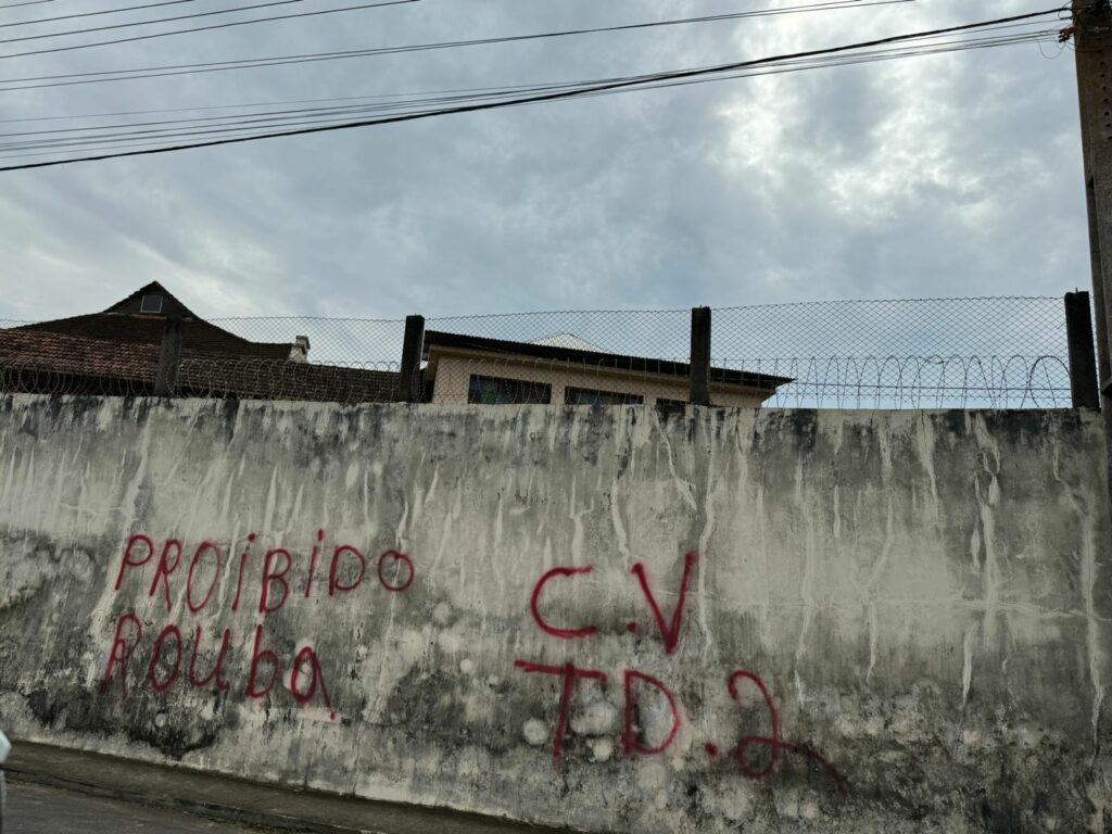 Facção criminosa picha muro de escola em Cruzeiro do Sul com ‘recado’ para ladrões