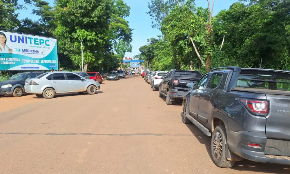 Trabalhadores bolivianos mantêm pontes na fronteira com o Acre bloqueadas