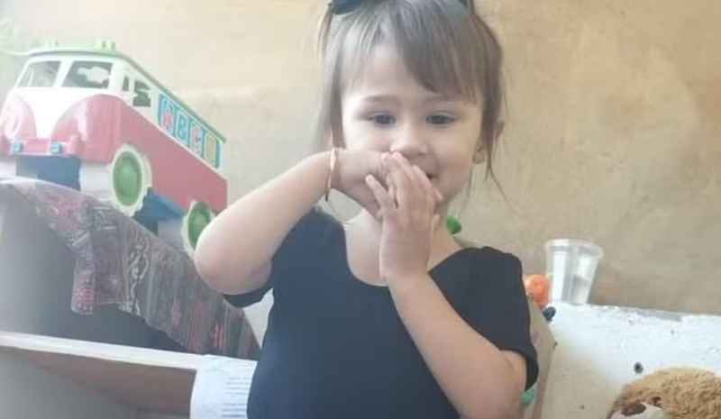 VÍDEO: menina é colocada em mala por mãe e padrasto: “Morreu de tanto apanhar”