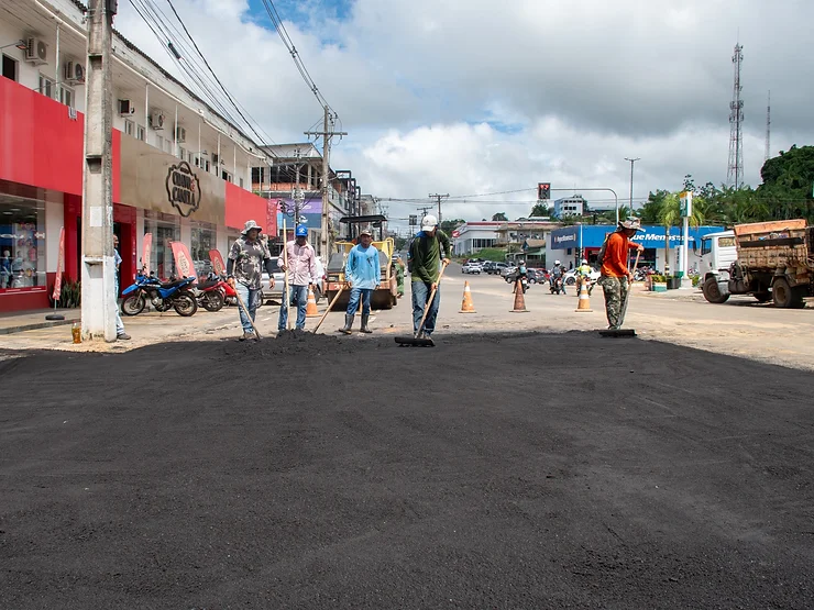 Com redução das chuvas, Prefeitura de Cruzeiro do Sul intensifica frentes de serviço de infraestrutura