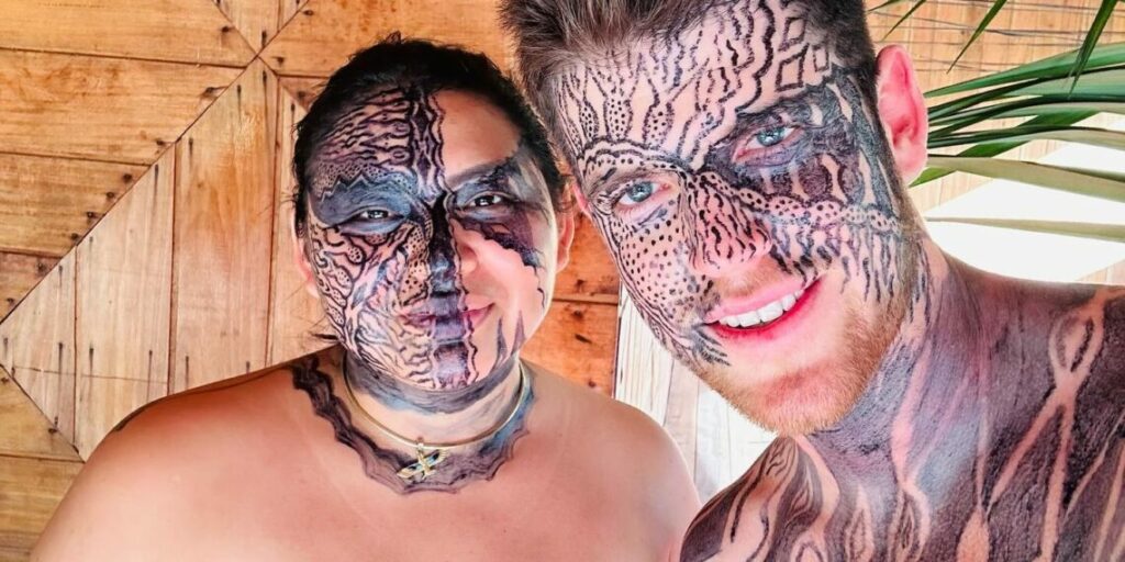 Ator da série ‘Elite’ visita aldeia indígena no Acre e tem o corpo coberto por pinturas tradicionais