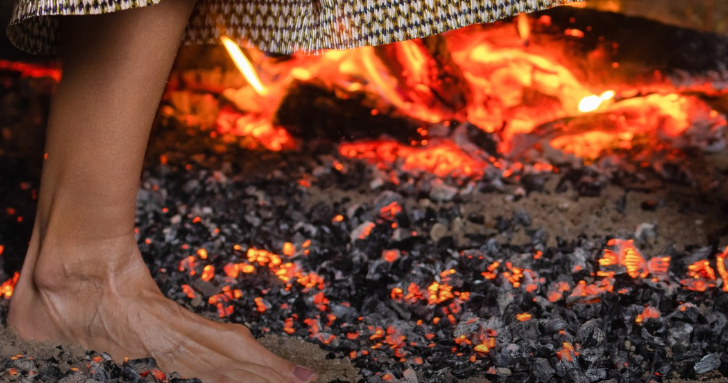 Empresa é condenada por obrigar gerente a caminhar sobre brasa quente