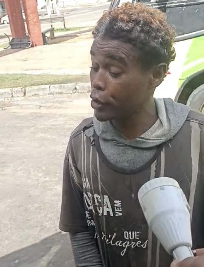 Em brincadeira, homem entrevista morador de rua de Cruzeiro do Sul; “o que aconteceu comigo, até hoje ainda choro”