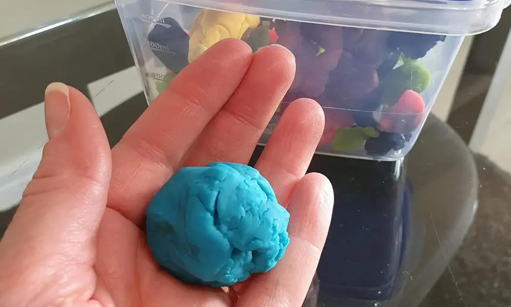 Professora puxa orelha e obriga criança a comer massinha em escola de Cruzeiro do Sul