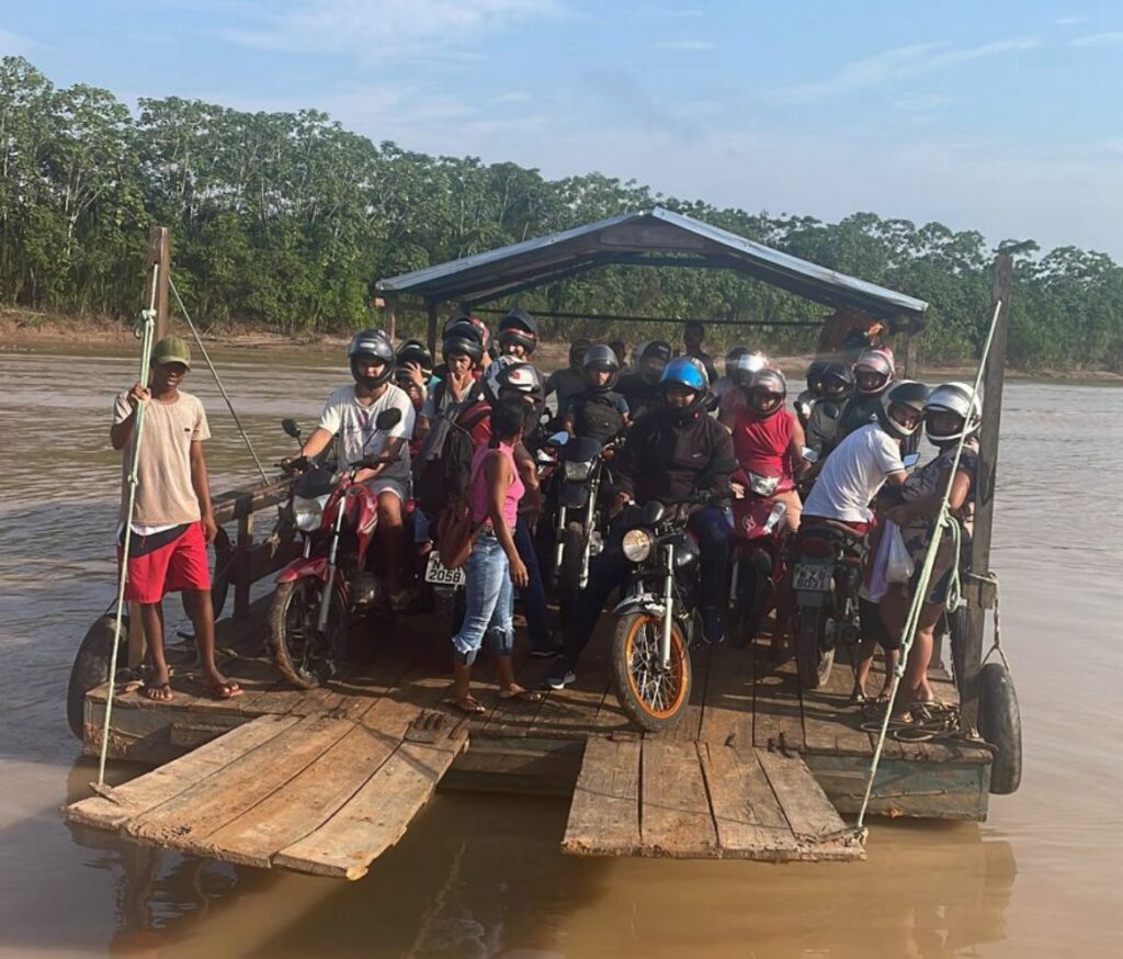 Condutores se arriscam durante travessia em ‘pequenas’ balsas de Rodrigues Alves