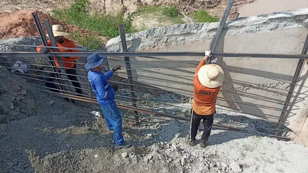 Em obras há 10 anos, ponte sobre o Rio Tarauacá é ameaçada por deslizamentos de terra após chuvas