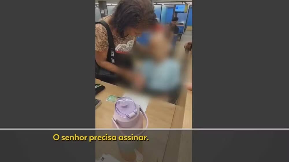 VÍDEO: Mulher leva morto em cadeira de rodas para sacar empréstimo de R$ 17 mil e pede a ele: ‘Assina’
