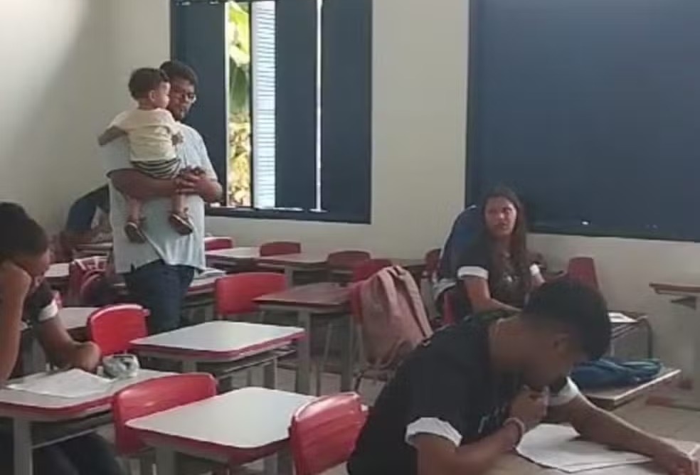 Professor segura filho de aluna para que ela possa fazer prova no Acre e gesto repercute: ‘empatia’