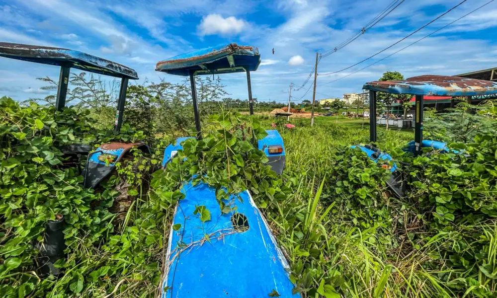 Tratores recuperáveis são abandonados pela Prefeitura de Rio Branco sob sol e chuva em matagal