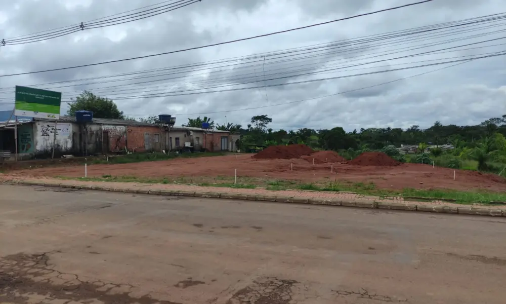 Rio Branco: Moradores reclamam de obras paradas no mercado municipal do São Francisco: “colocam barro e somem”