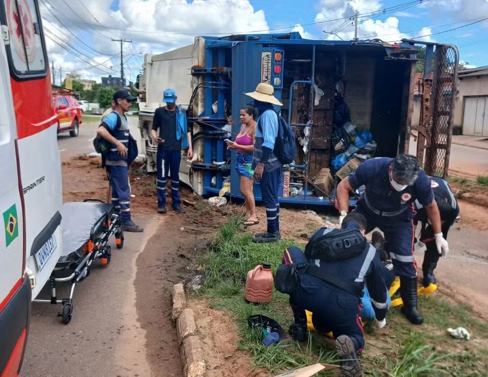 Caminhão de lixo tomba em via e deixa três garis feridos na capital do Acre