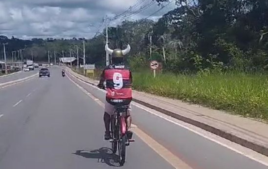 Flamenguista chama atenção ao desfilar com chapéu de ‘corno’, próximo ao Igarapé Preto; assista